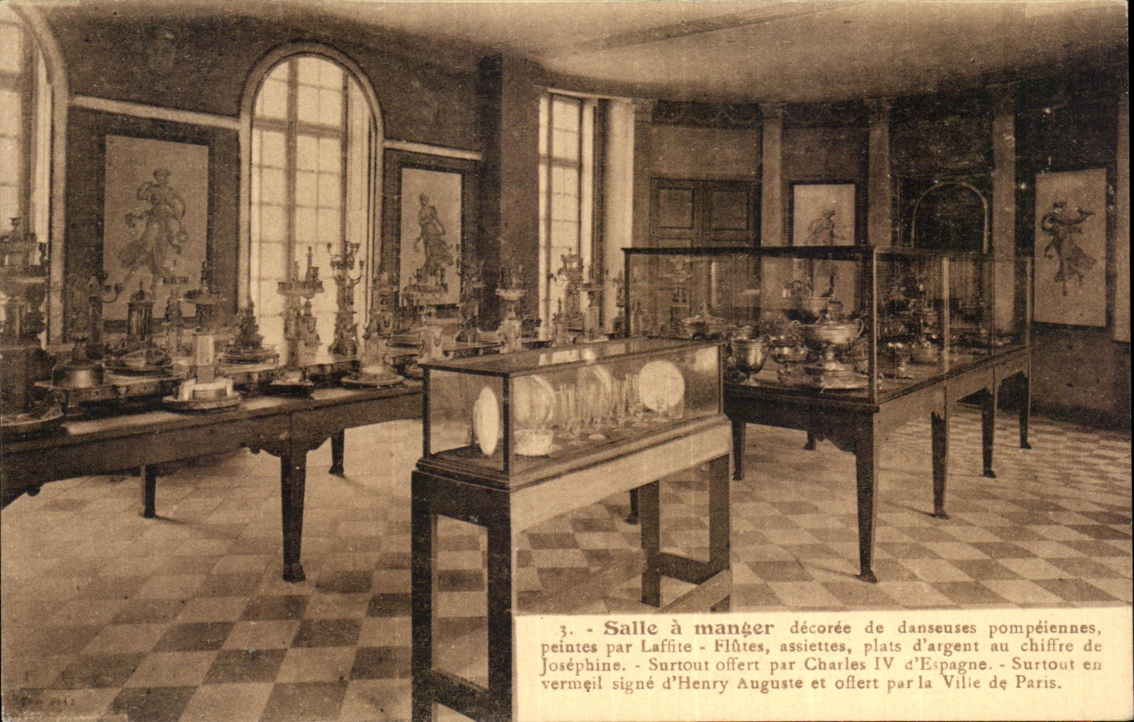 Salle à manger décorée de danseuses pompéiennes — peintes par Laffite — flûtes, assiettes d'argent au chiffre de Joséphine — surtout offert par Charles IV d'Espagne — surtout en vermeil signé d'Henry Auguste et offert par la Ville de Paris.