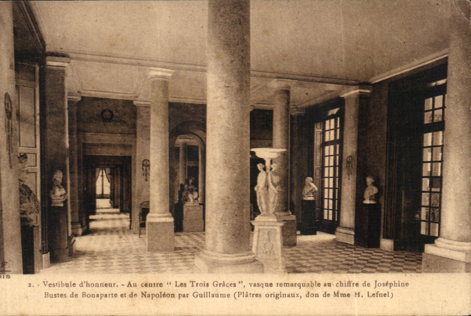 CPA Vestibule d'honneur Au Centre Les Trois Graces vasque remarquable au chiffre de Josephine Bustes de Bonaparte et Nap