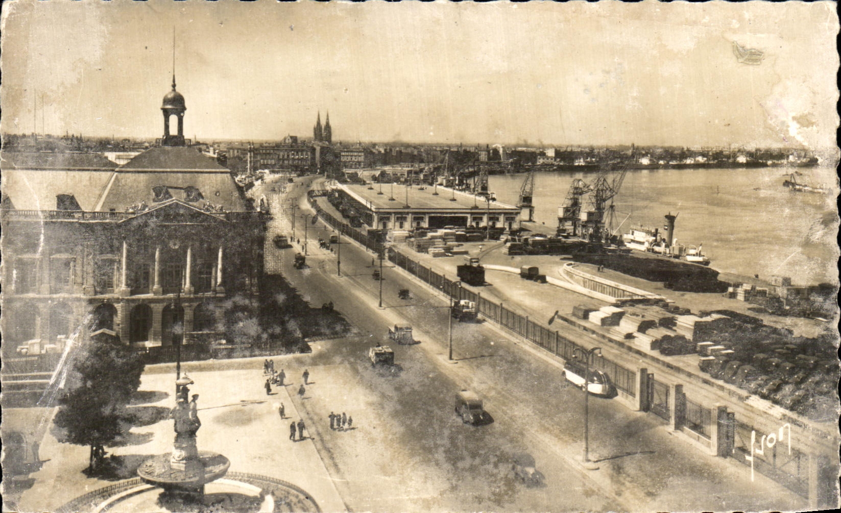 CPA Bordeaux Les quais et la Bourse 