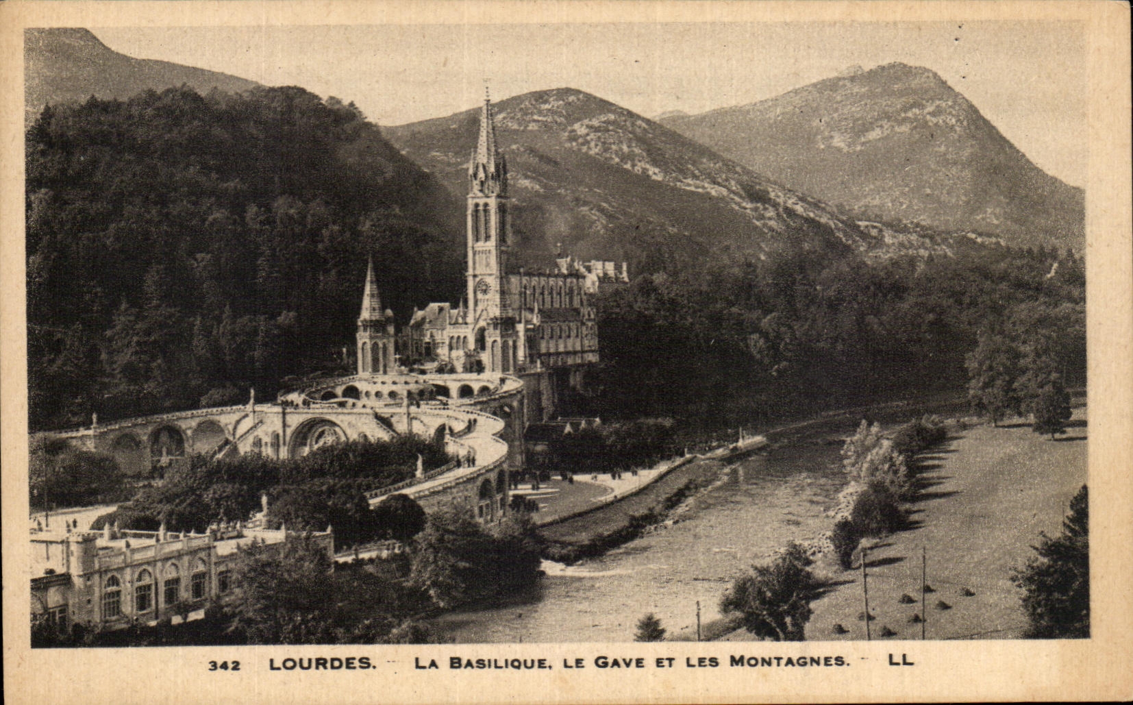 CPA Lourdes La Basilique Le Gave Et Les Montagnes