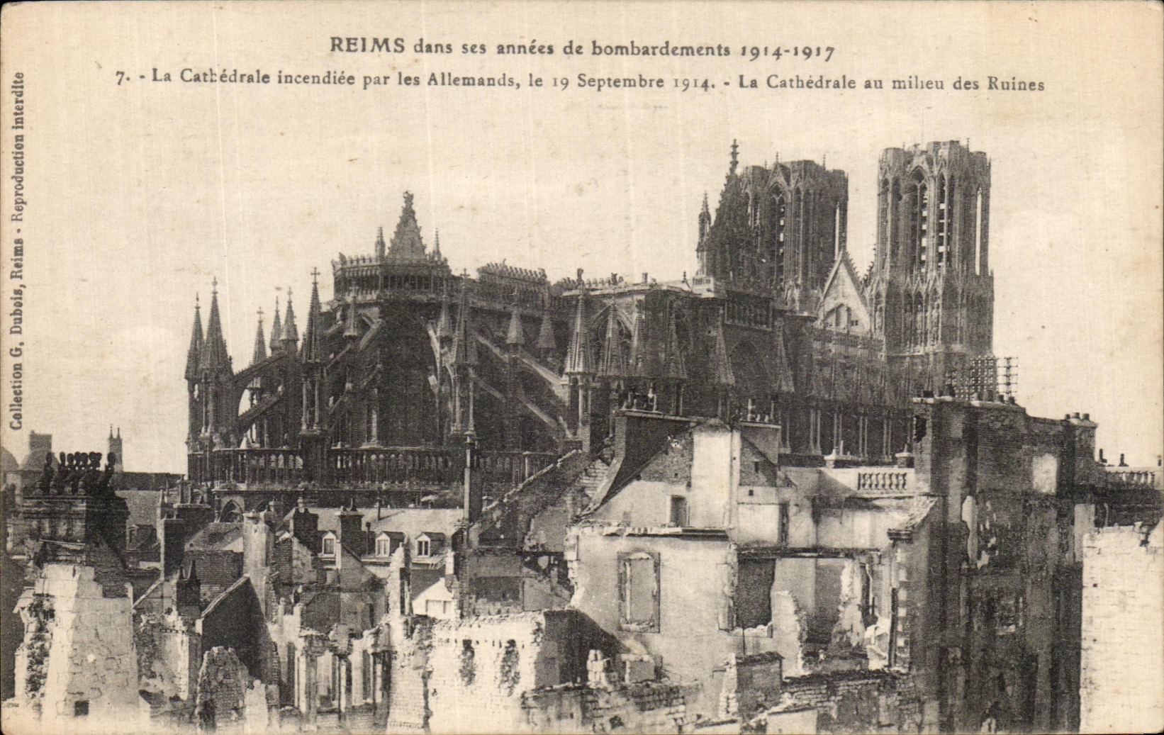 Reims dans ses années de bombardements 1914-1917 — La Cathédrale incendiée par les Allemands, le 19 Septembre 1914 — La Cathédrale au milieu des Ruines — Collection G. Dubois, Reims