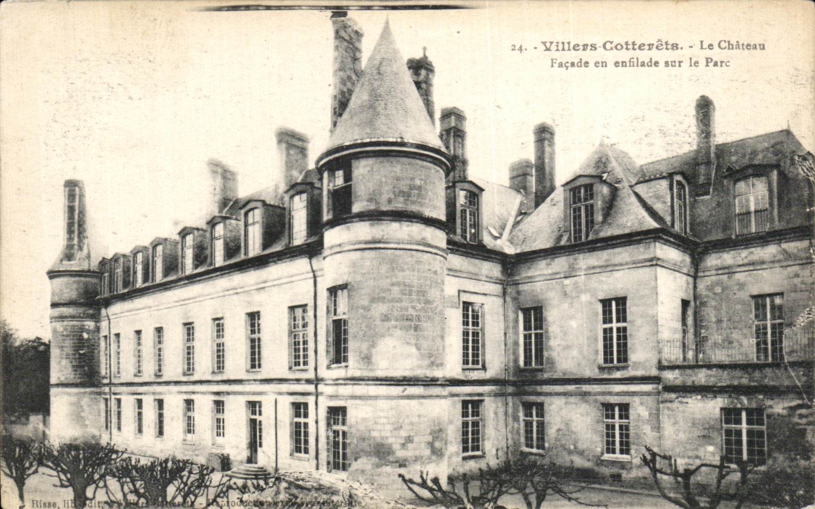 Villiers-Cotterêts - Das Schloss — Fassade in einer Reihe zum Park — Risse, Buchhandlung, Villiers-Cotterêts
