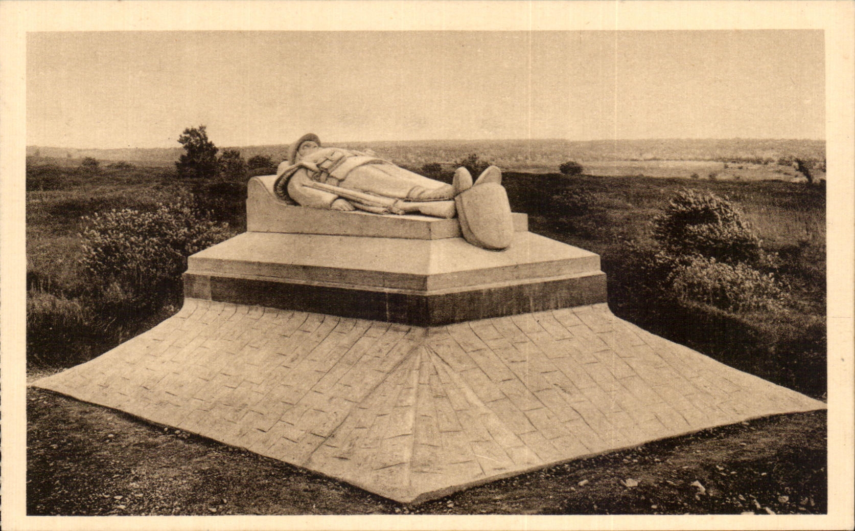 Verdun - Le « Soldat du Droit » — Monument au député André Thome, sculpté par A. Descatoire — Ossuaire de Douaumont
