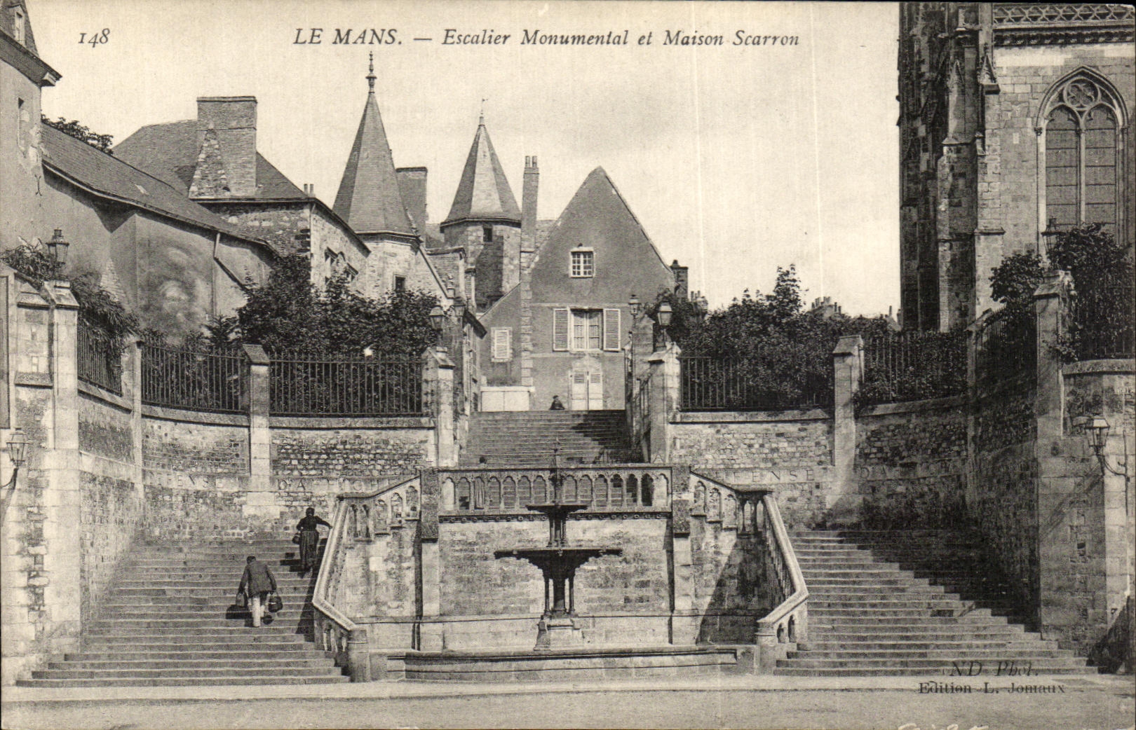 CPA Le Mans Escalier monumental et maison scarron