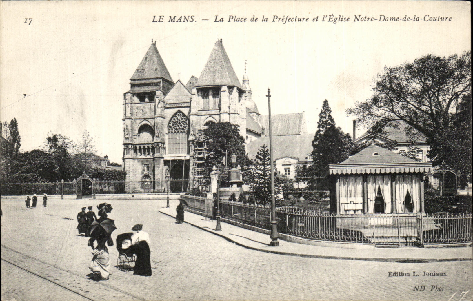 CPA Le mans la place de la prefecture et l'eglise notre dame de la couture