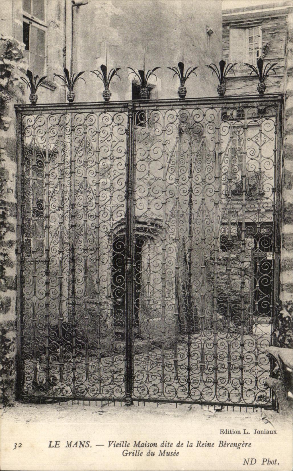 CPA Le Mans Vieille Maison dite de la Reire Berengere Grille du Musee