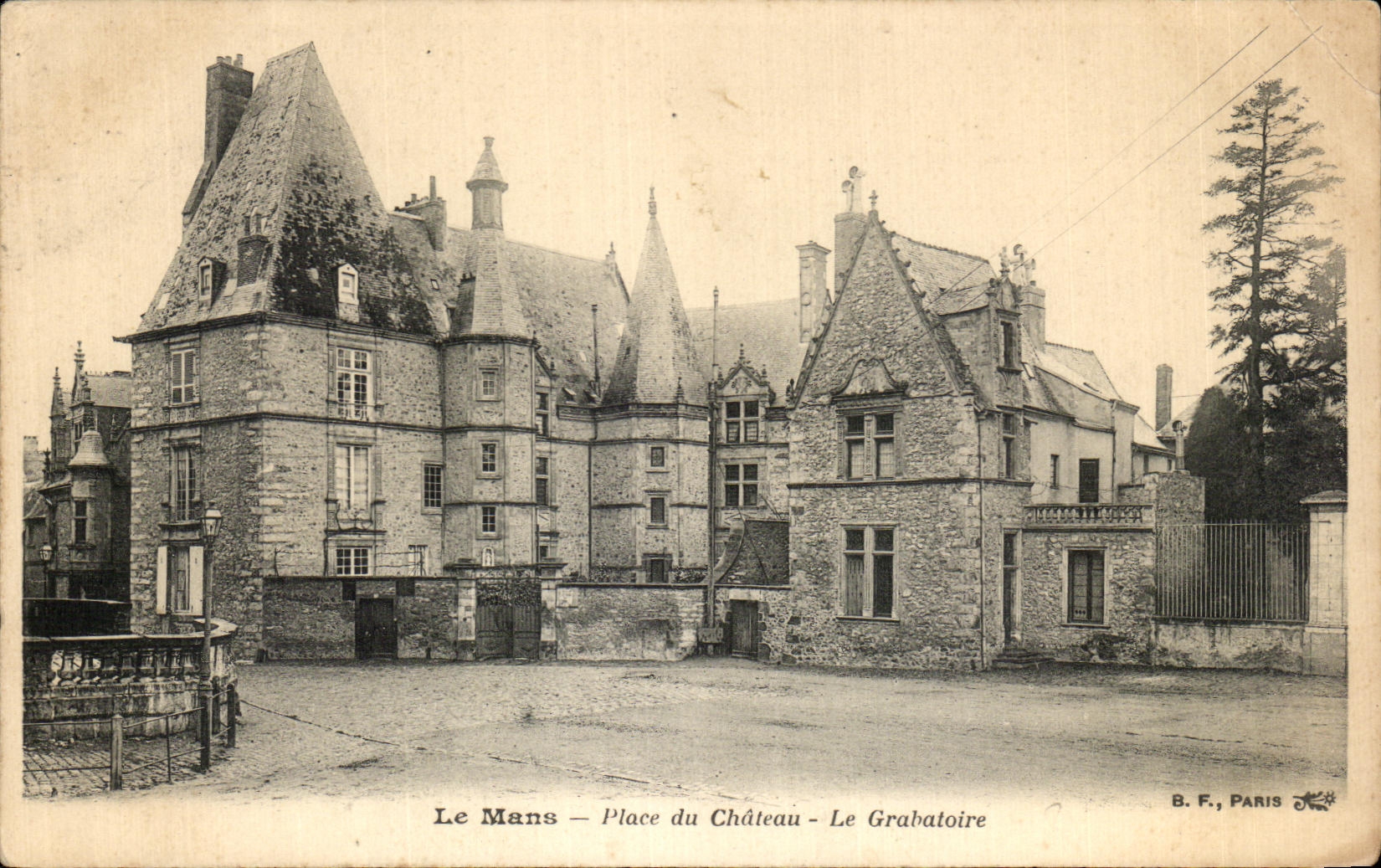 CPA Le Mans Place du Chuteau Le Grabatoire