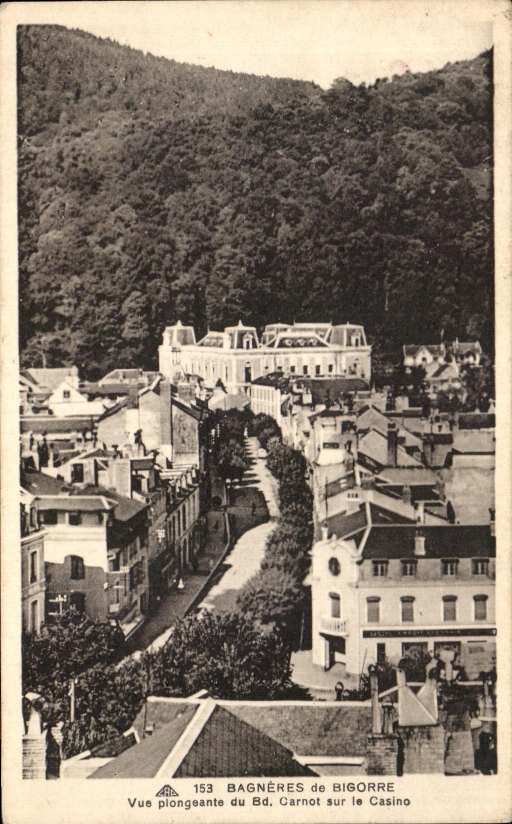 CPA Bagneres de Bigorre Vue plongeante du Bd Carnot sur Casino