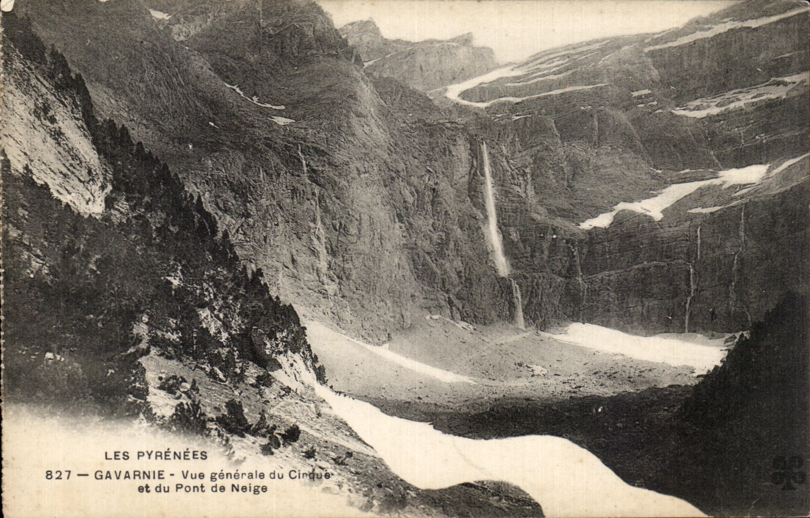 CPA Les Pyrenees Gavarnie Vue generale du et du Pont de Neige