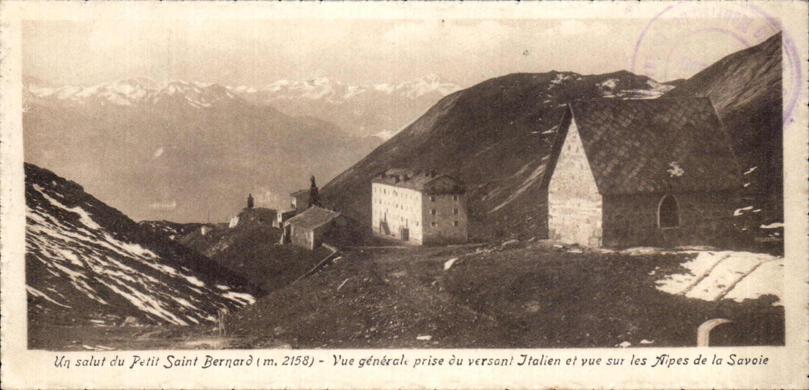 CPA Un salut du Petit Saint Bernard Vue generale prise du versant italien et vue sur les Alpes de la Savoie 