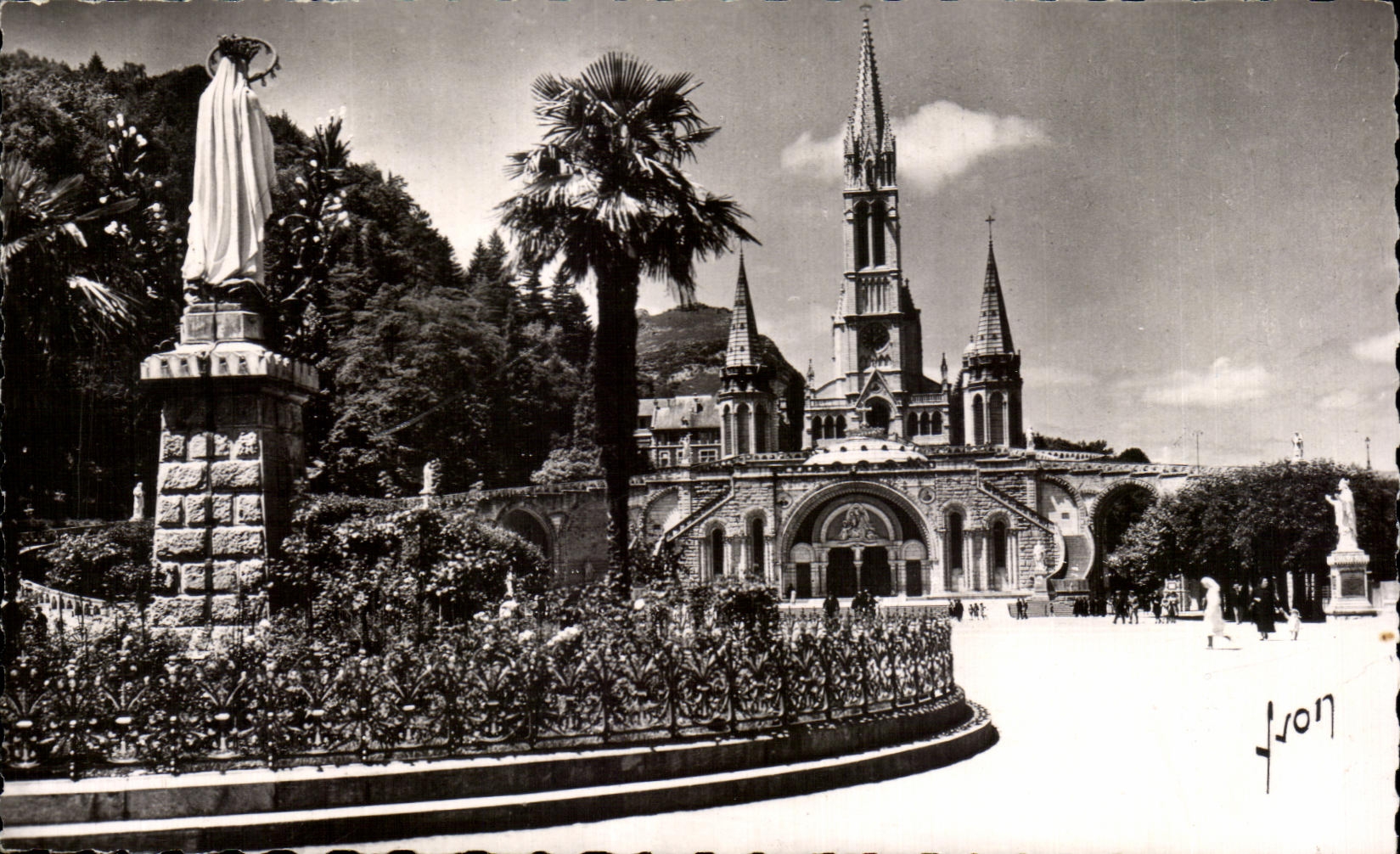 CPA Lourdes Hautes Pyrenees La Basiliqe et la Vierge de l esplanade