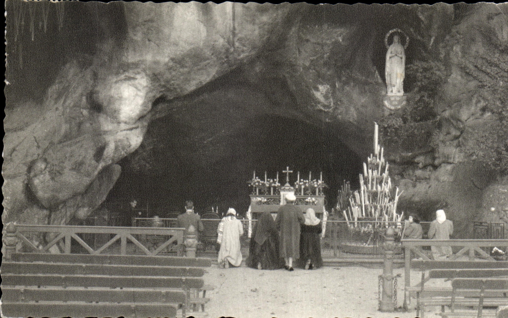 CPA Lourdes La Grotte Miraculeuse The Grotto