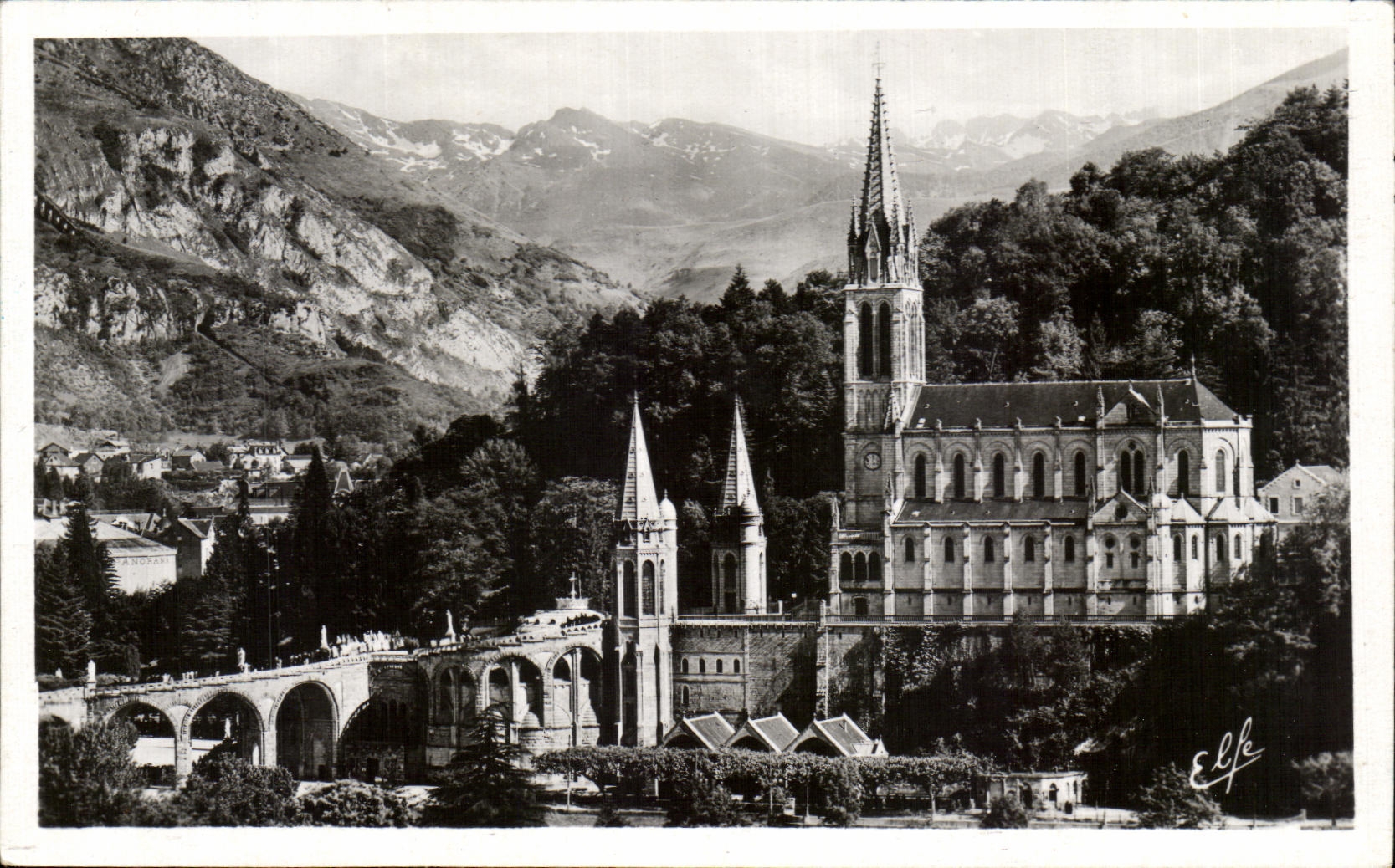 CPA Pyrenees Ocean Lourdes et La basilique