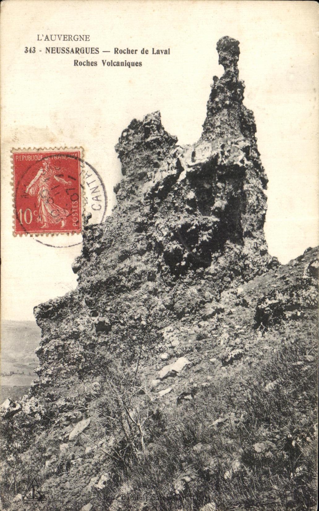 CPA L auvergne neussargues rocher de laval roches volcaniques