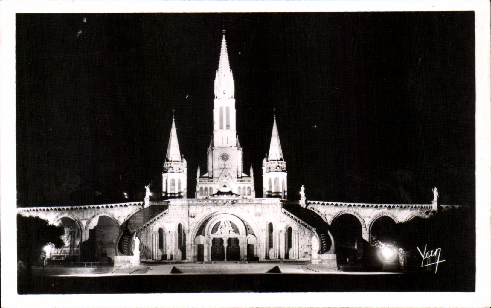 CPA Lourdes La Basilique Illuminee