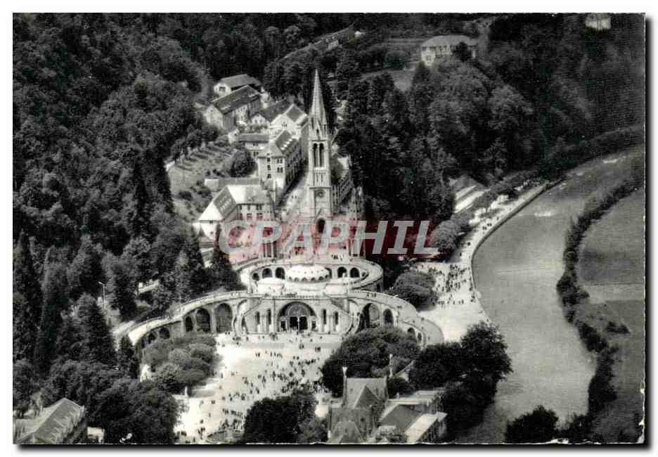 CPA Lourdes Vue generale Vue aerienne de la Basilique et le Gave