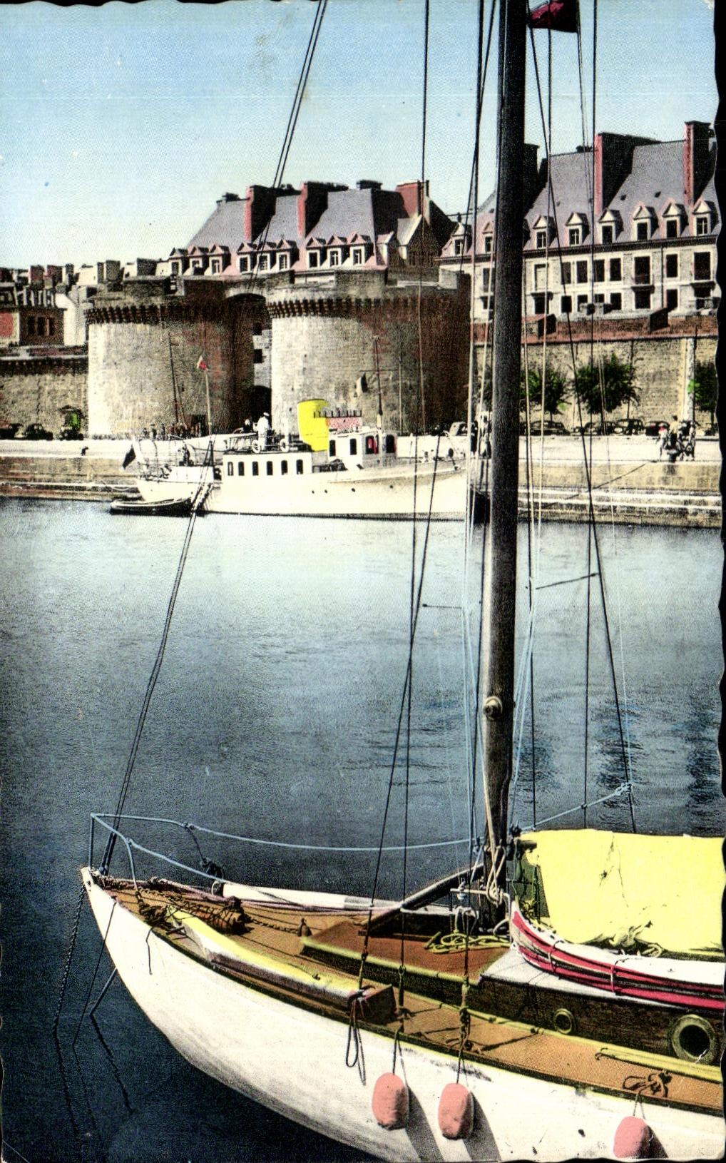 CPA Saint Malo Cite Corsaire La Grande Porte et la Bassin Bateaux 