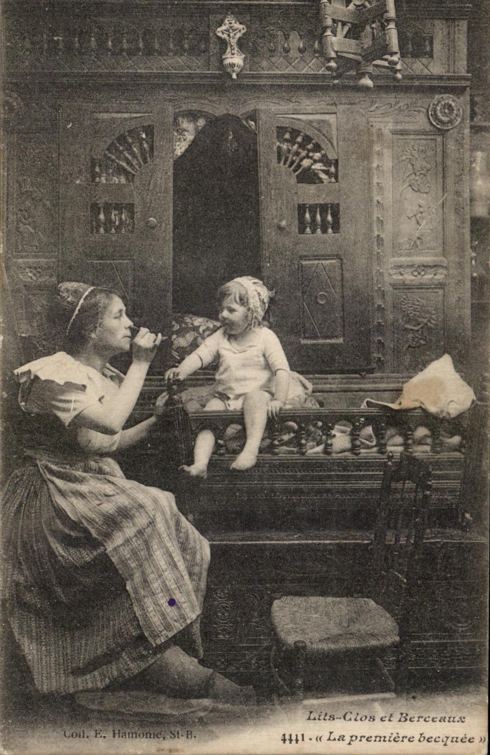 CPA Fantaisie Lits clos de Bretagne La premiere becquee Enfant et femme 