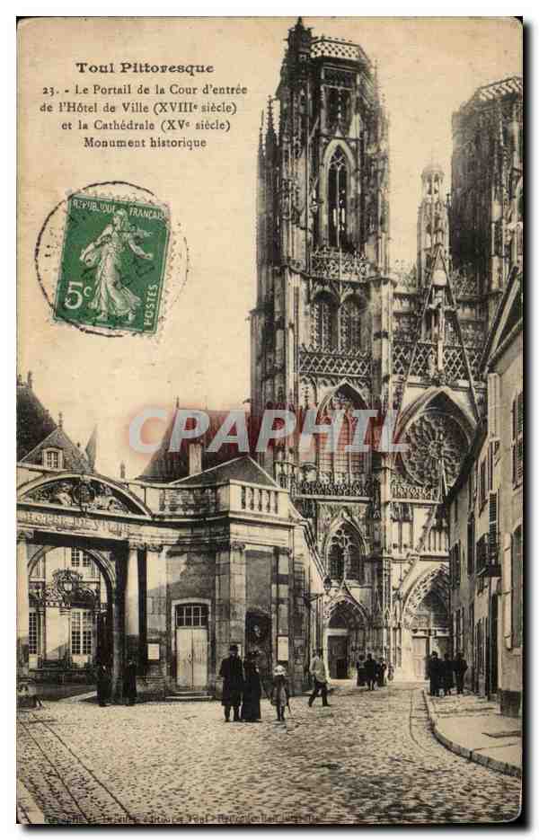 CPA Toul Pittoresque Le Portail de la Cour d'entree I'Hotel de Ville et la Cathedrale Monument historque 