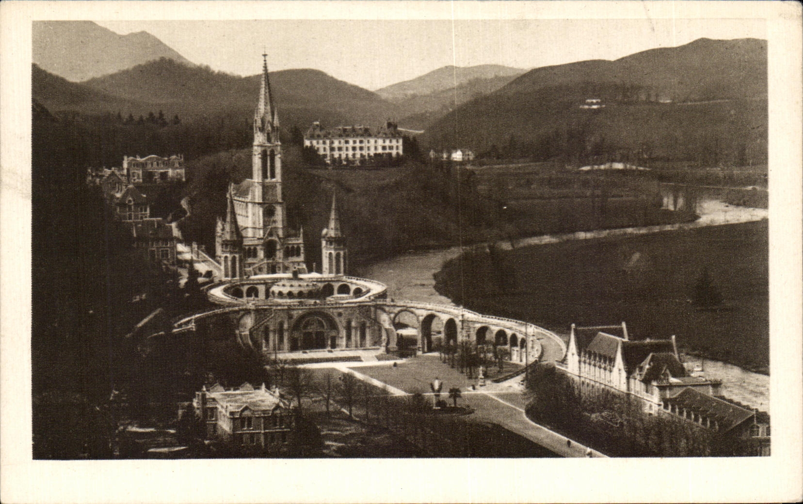 CPA Lourdes La Basilique vue du Chateau Fort