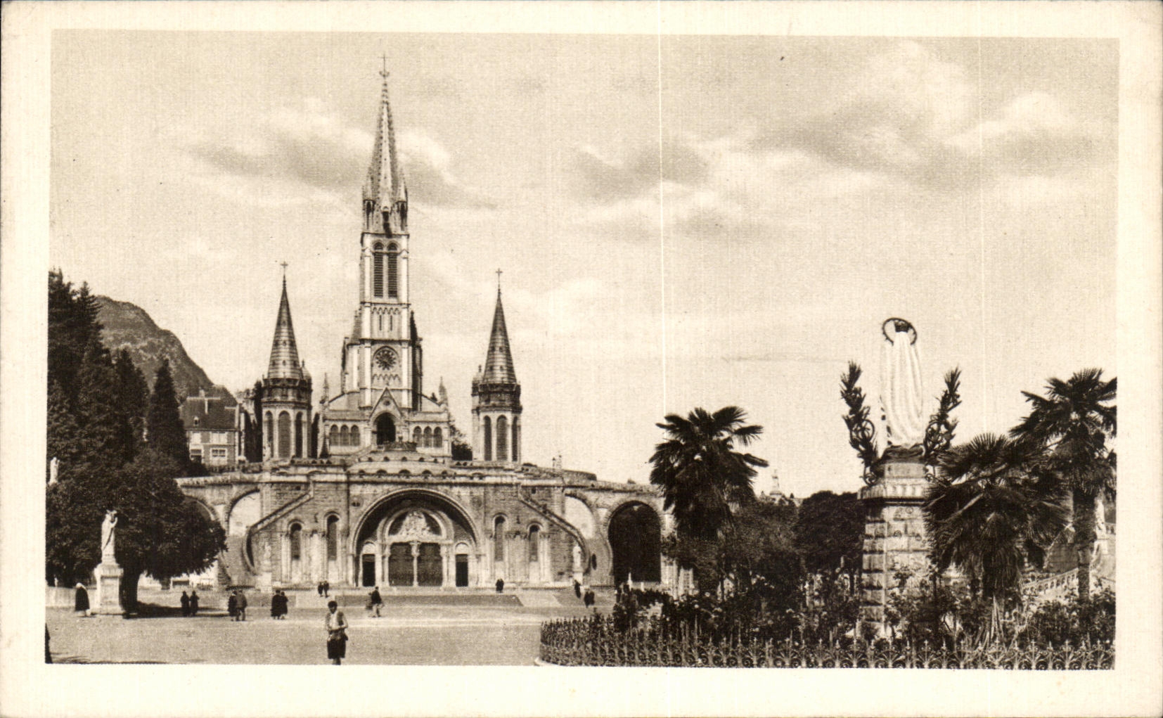 CPA Lourdes La Basilique et la Vierge couronnee