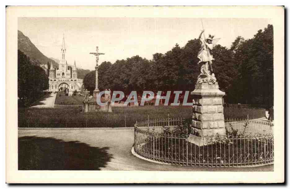CPA Lourdes St Michel la Croix des Bretons et la Basilique 