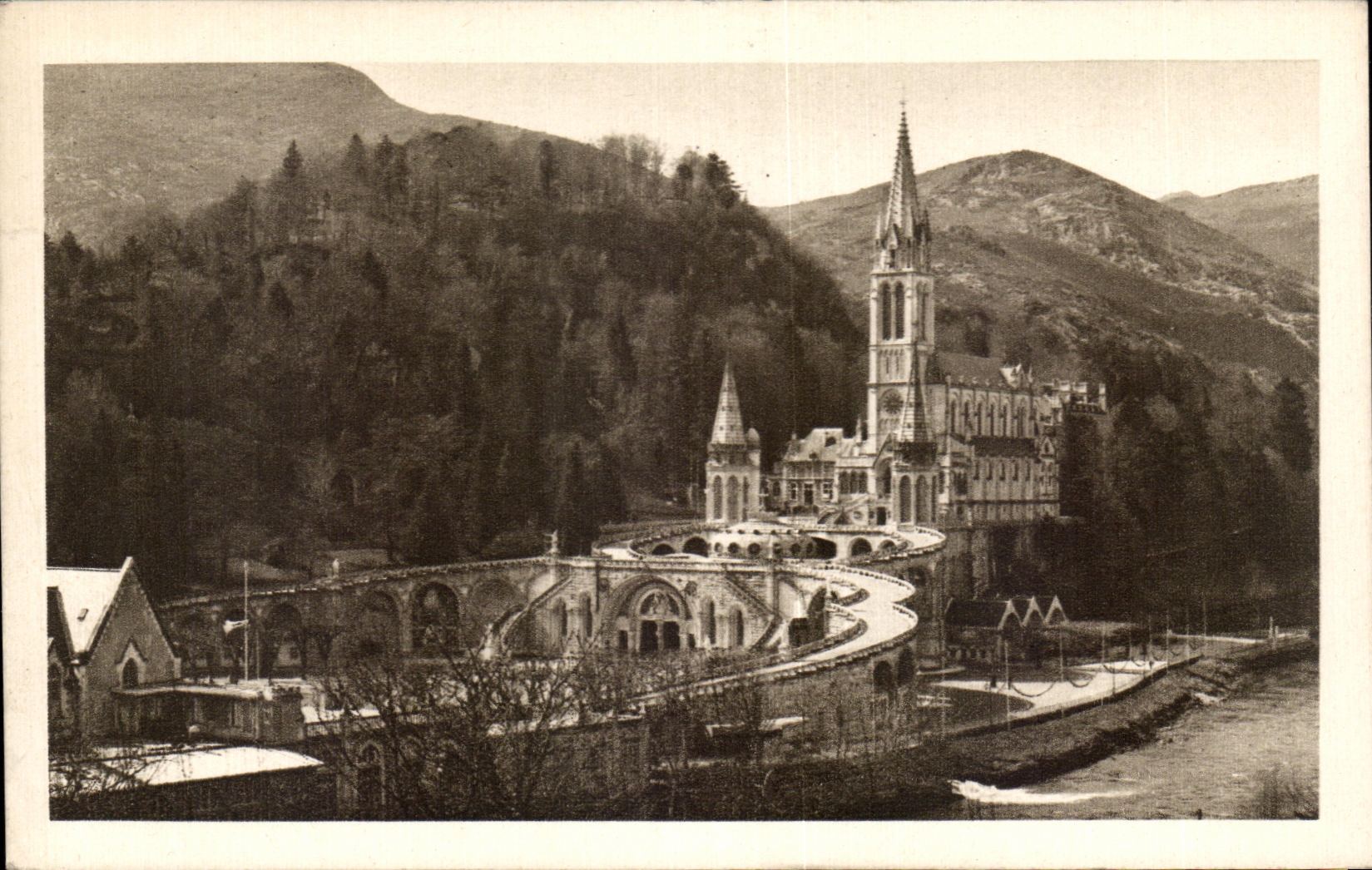CPA Lourdes Vue d'ensemble sur la Basilique