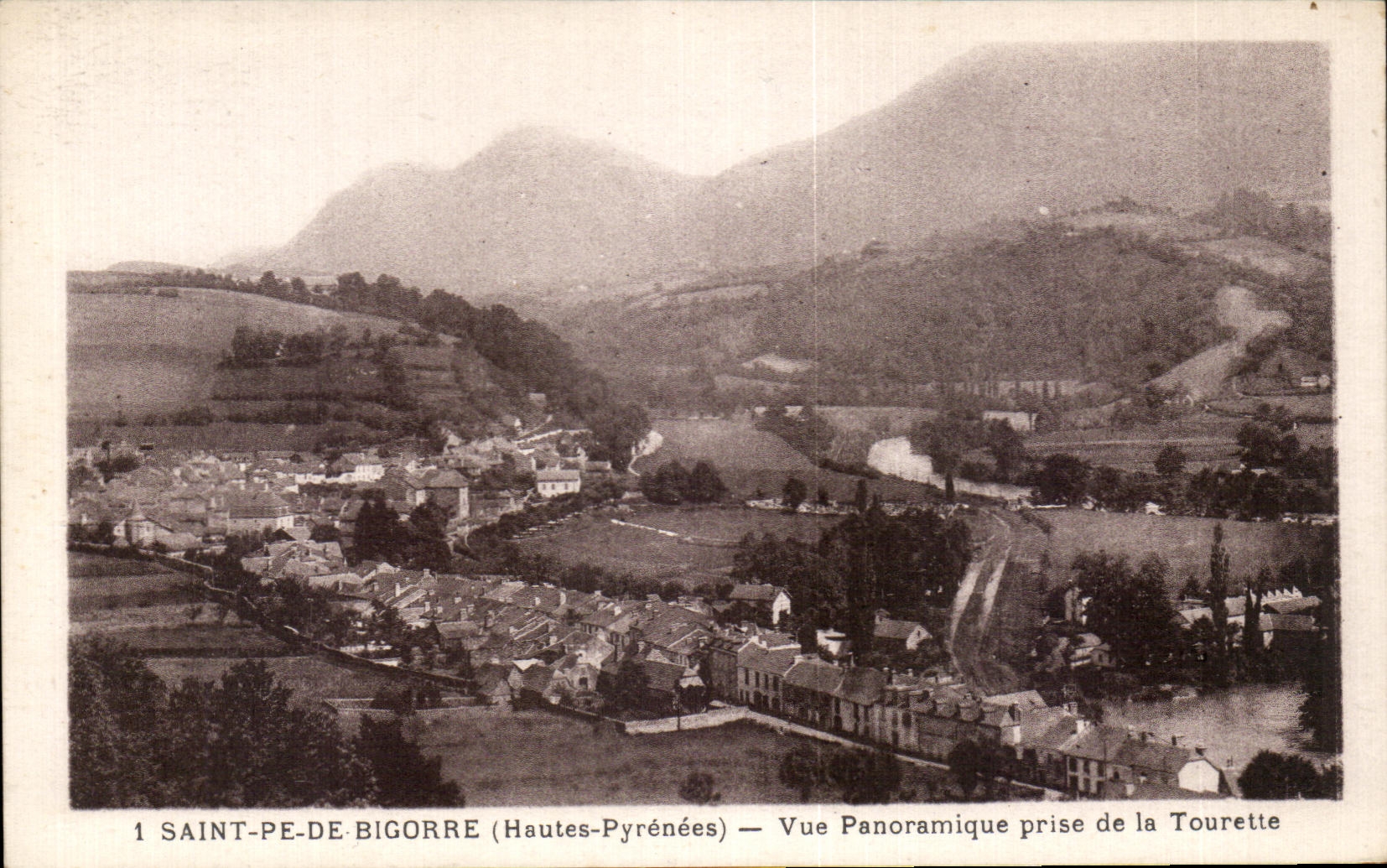 Saint-Pe-de-Bigorre (Hautes-Pyrénées) — Vue Panoramique prise de la Tourette