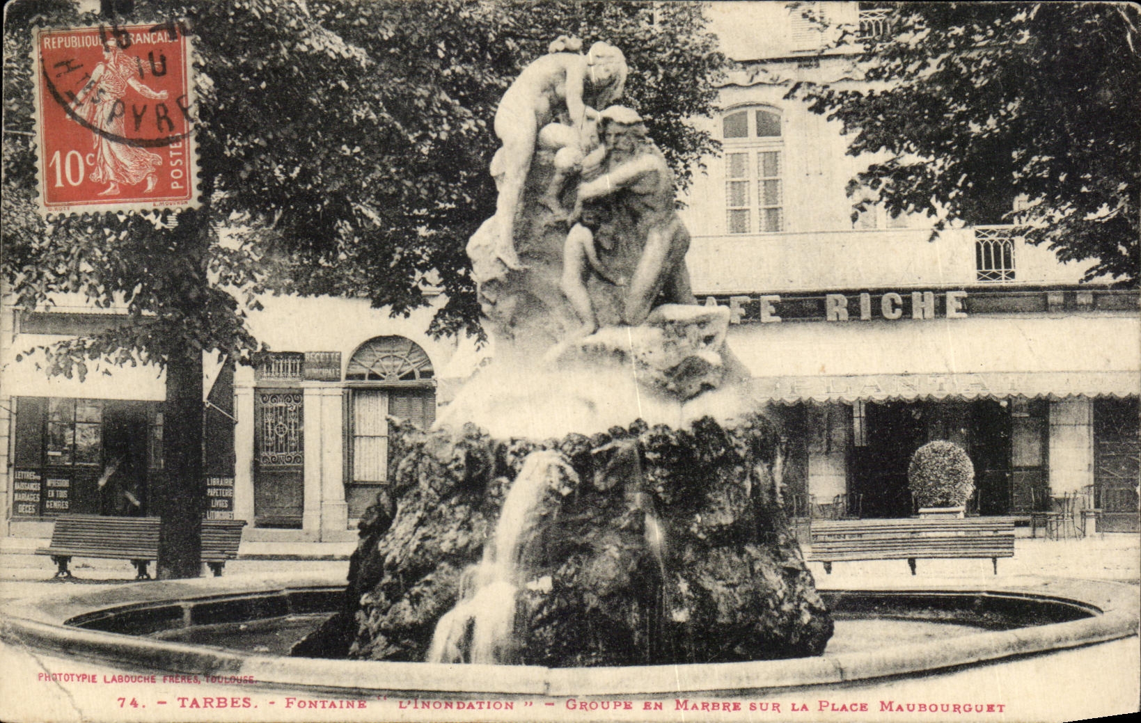 Tarbes - Fuente 'L'Inondation' - Grupo en mármol en la Plaza Maubourguet — Fototipia Labouche Frères, Toulouse