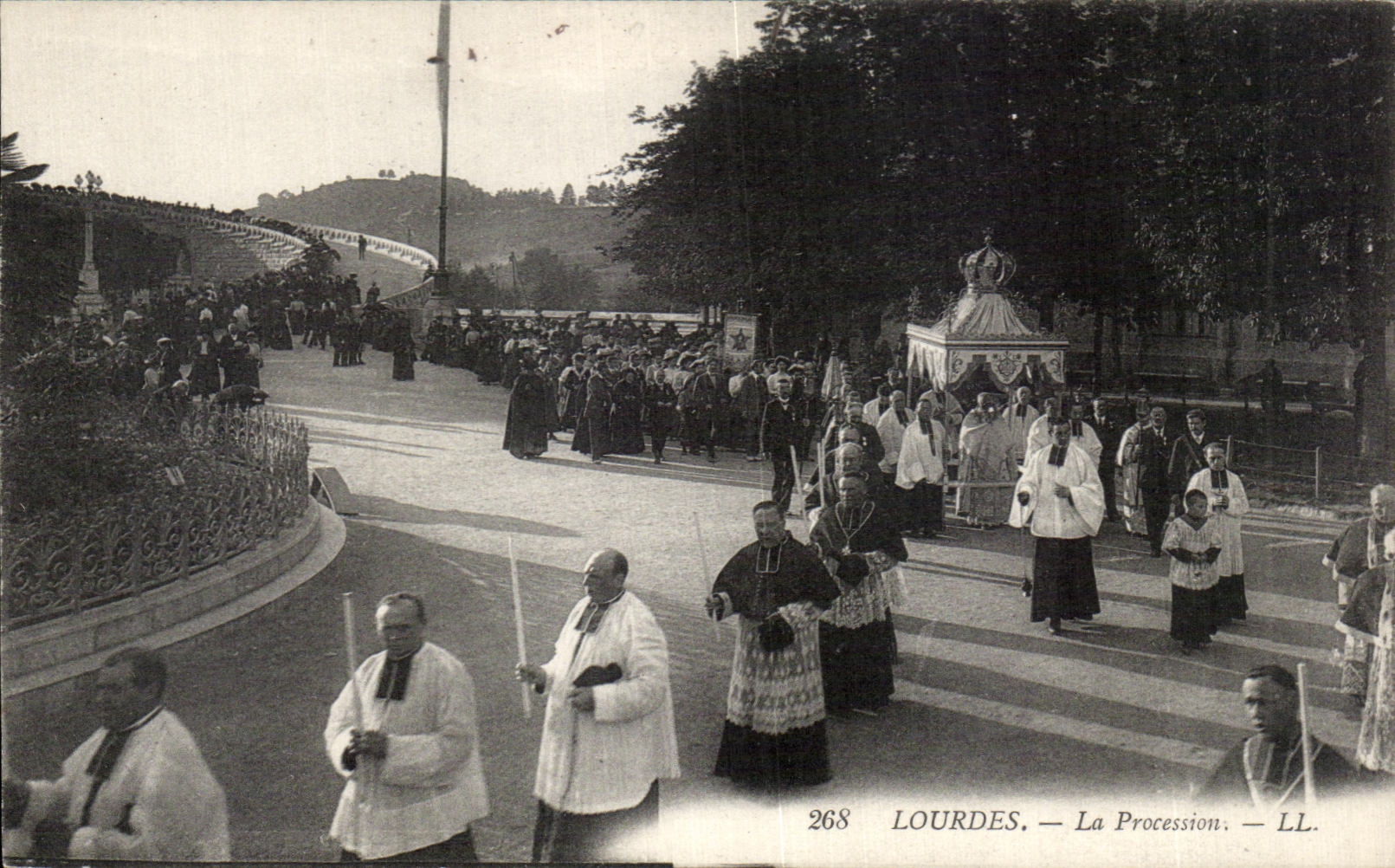 CPA Lourdes La procession