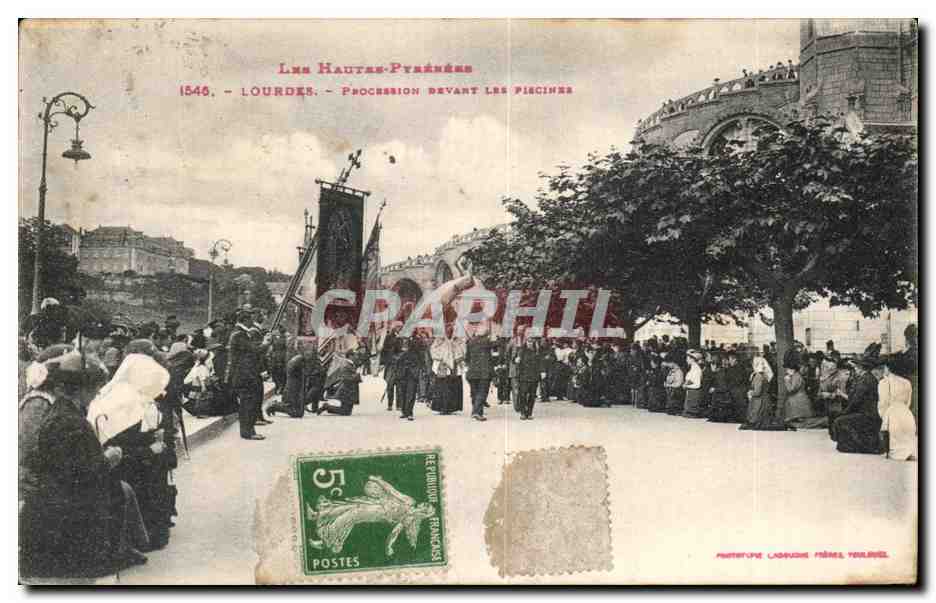CPA Lourdes Procession devant les piscines