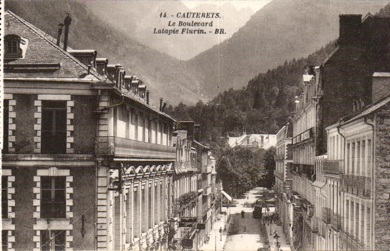 Cauterets - Le Boulevard Latapie Flurin — BR. — Éditeur : Bloc Iréas, Bordeaux — N° 14