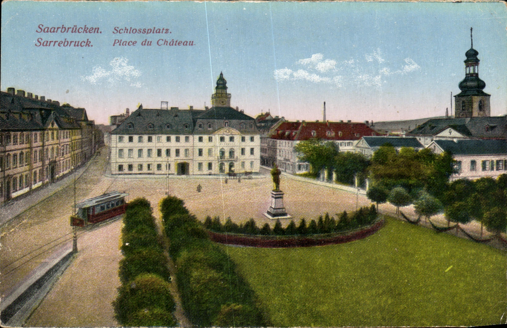 Saarbrücken. Schlossplatz. Place du Château. — Vue panoramique du square avec bâtiment central et statue — éditeur non visible