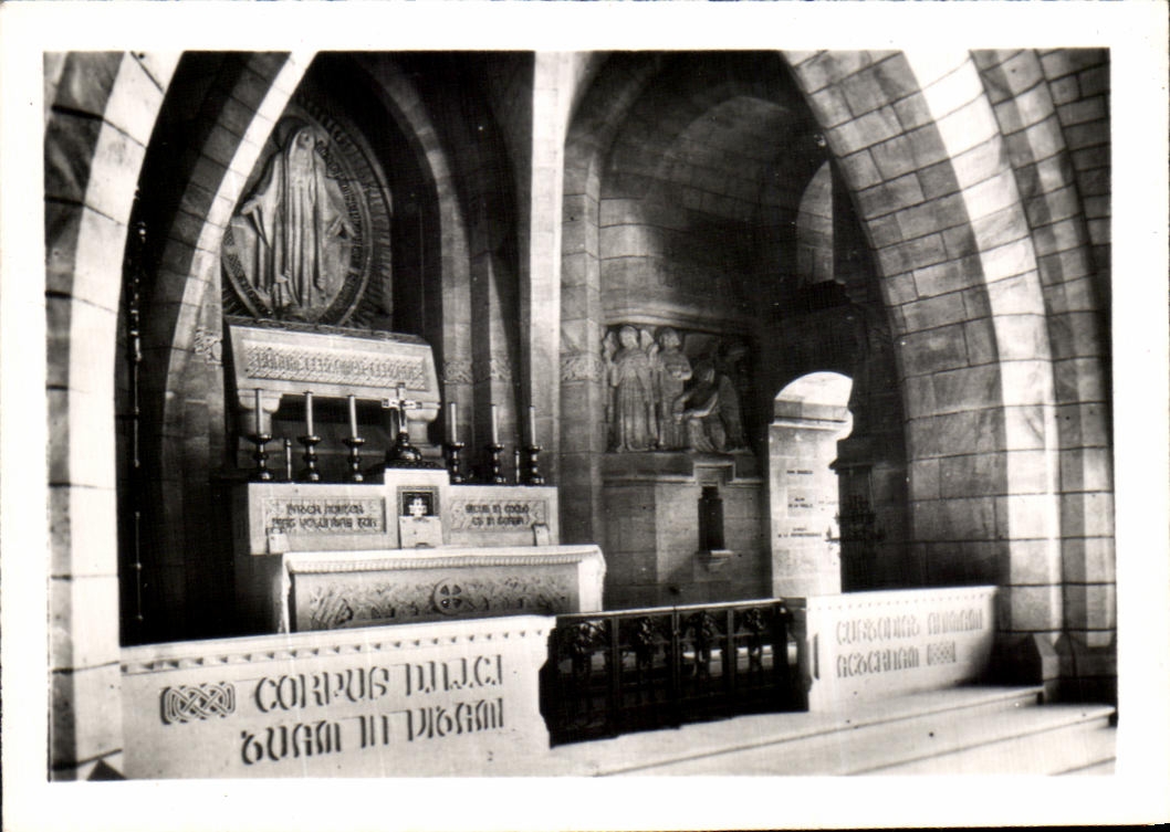 Intérieur d'une église — autel et table de communion — CPAPHIL n°4