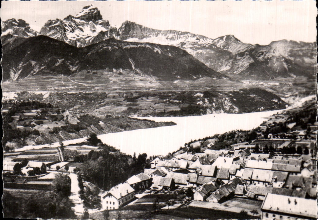 Vue générale et le Lac du Sautet — Au fond, pic de l'Obiou (2.793 m) — 42 CORPS