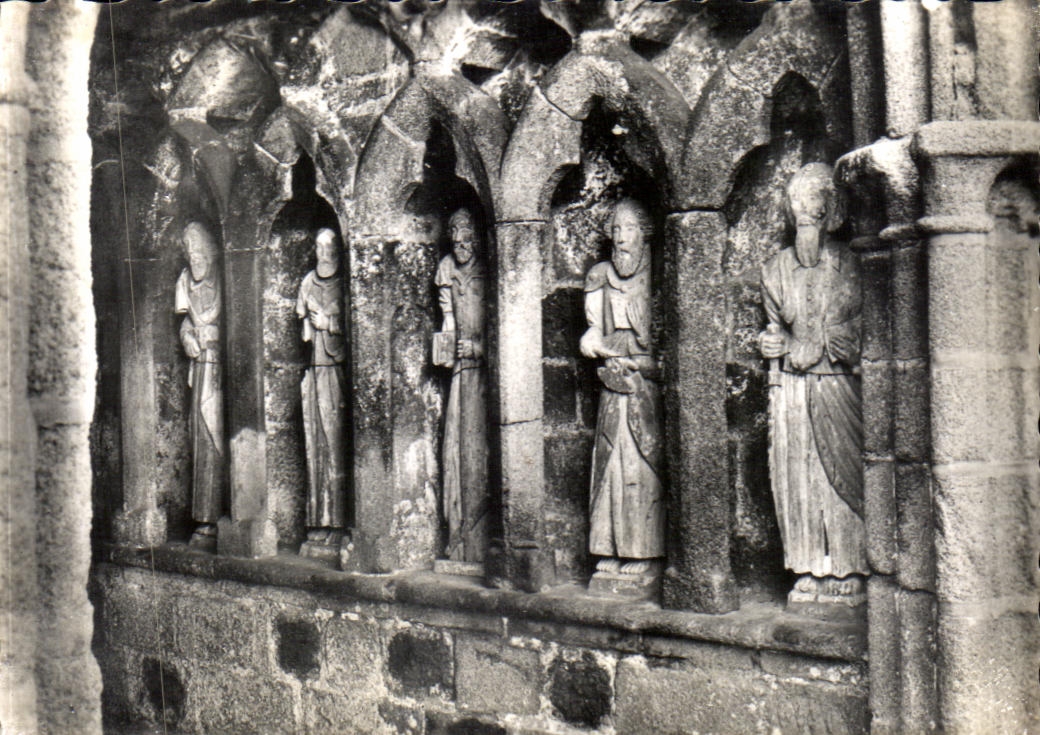 PLOUHA (C.-du-N.) - Chapelle de Kermaria-an-Isquit - Statues des Apôtres (XIIIe siècle) sous le porche côté droit