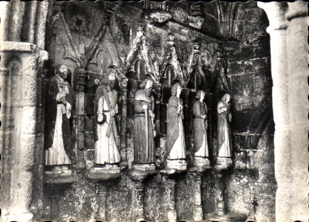 PLOUHA (C.-du-N.) — Chapelle de Kermaria-an-Isquit — Statues des Apôtres (Bois XIIIe s.), sous le porche côté gauche