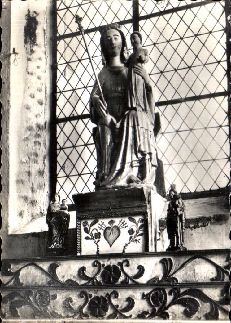 PLOUHA (C.-du-N.) - Chapelle de Kermaria-an-Isquit - La Vierge et les deux Petites Vierges en bois doré