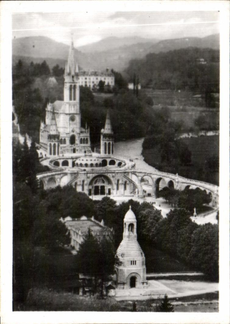 CPSM Lourdes la basilique le monument interallie vue plongeante