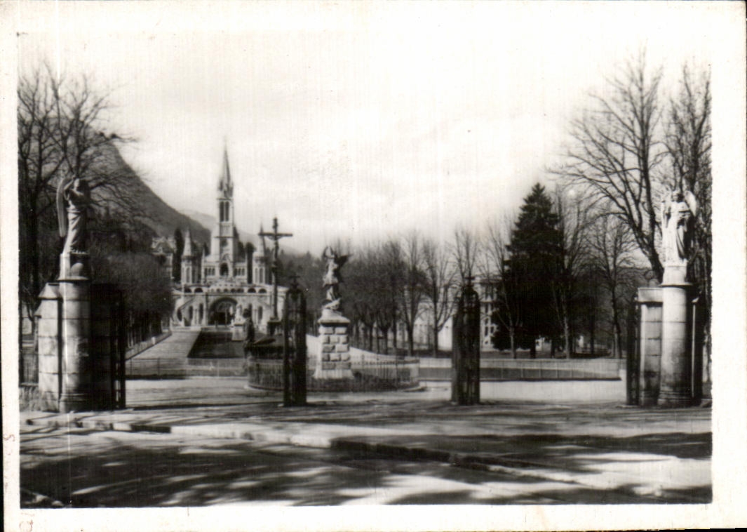 CPSM Lourdes st michel et l'esplanade