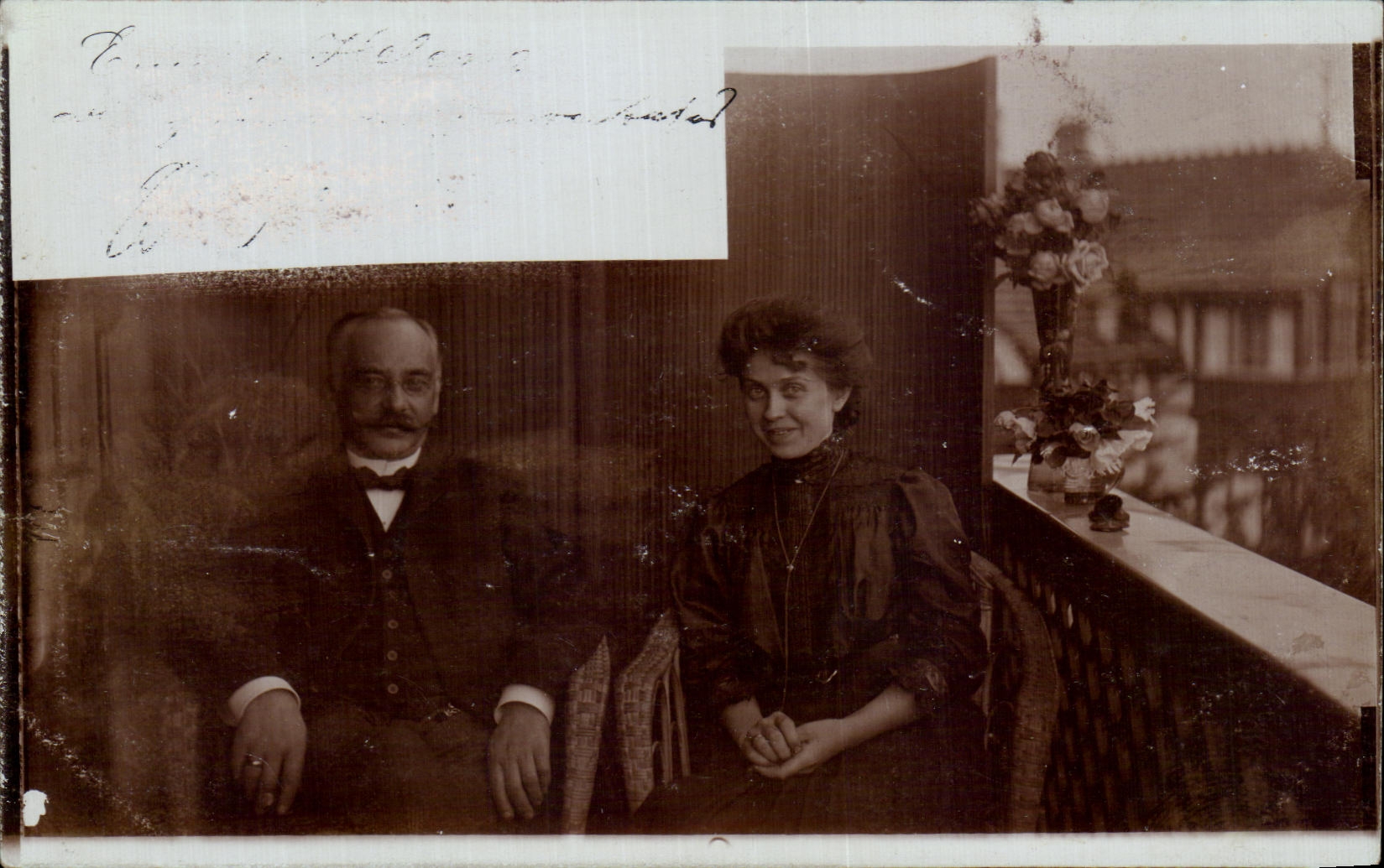 Couple sur un balcon — scène de vie — éditeur non identifié