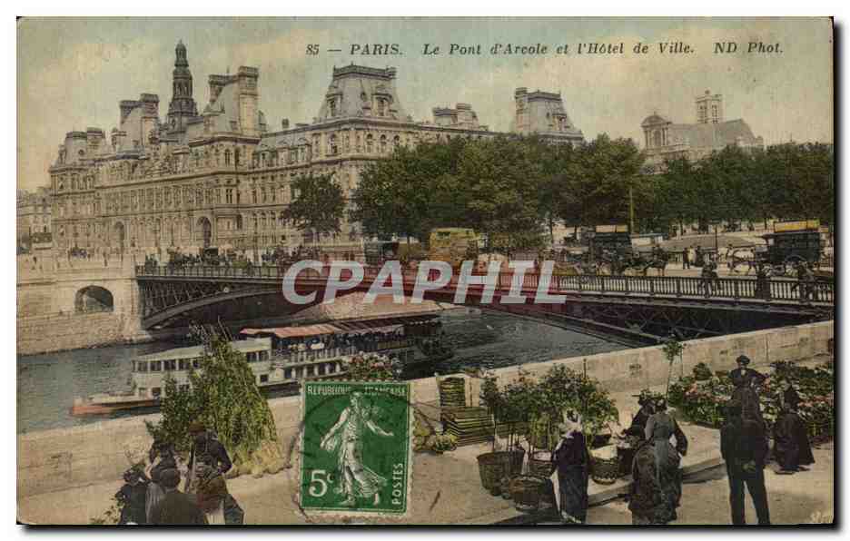París — El Puente d'Arcole y el Ayuntamiento — ND Phot.