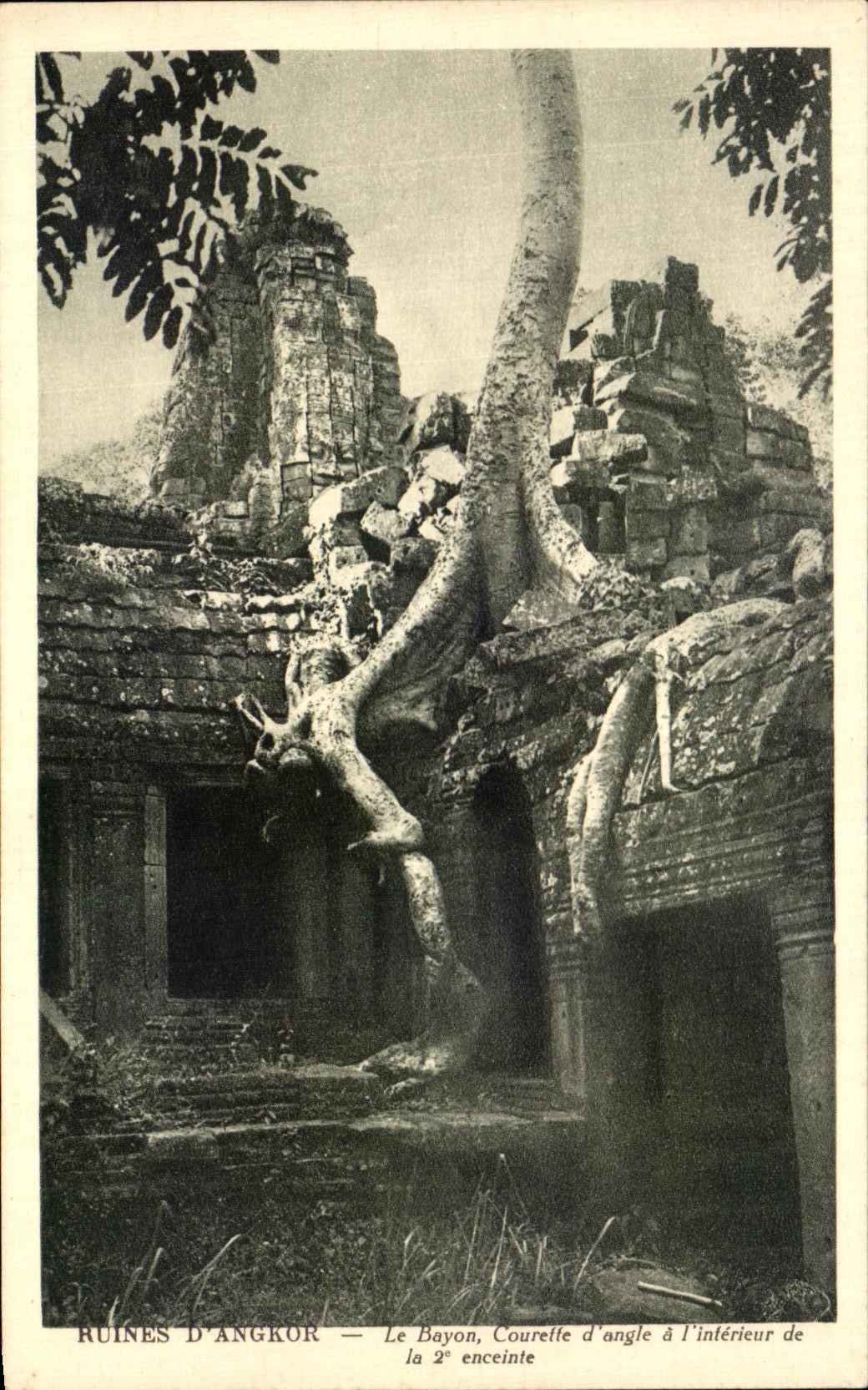 Ruines d'Angkor — Le Bayon, Courrette d'angle à l'intérieur de la 2e enceinte