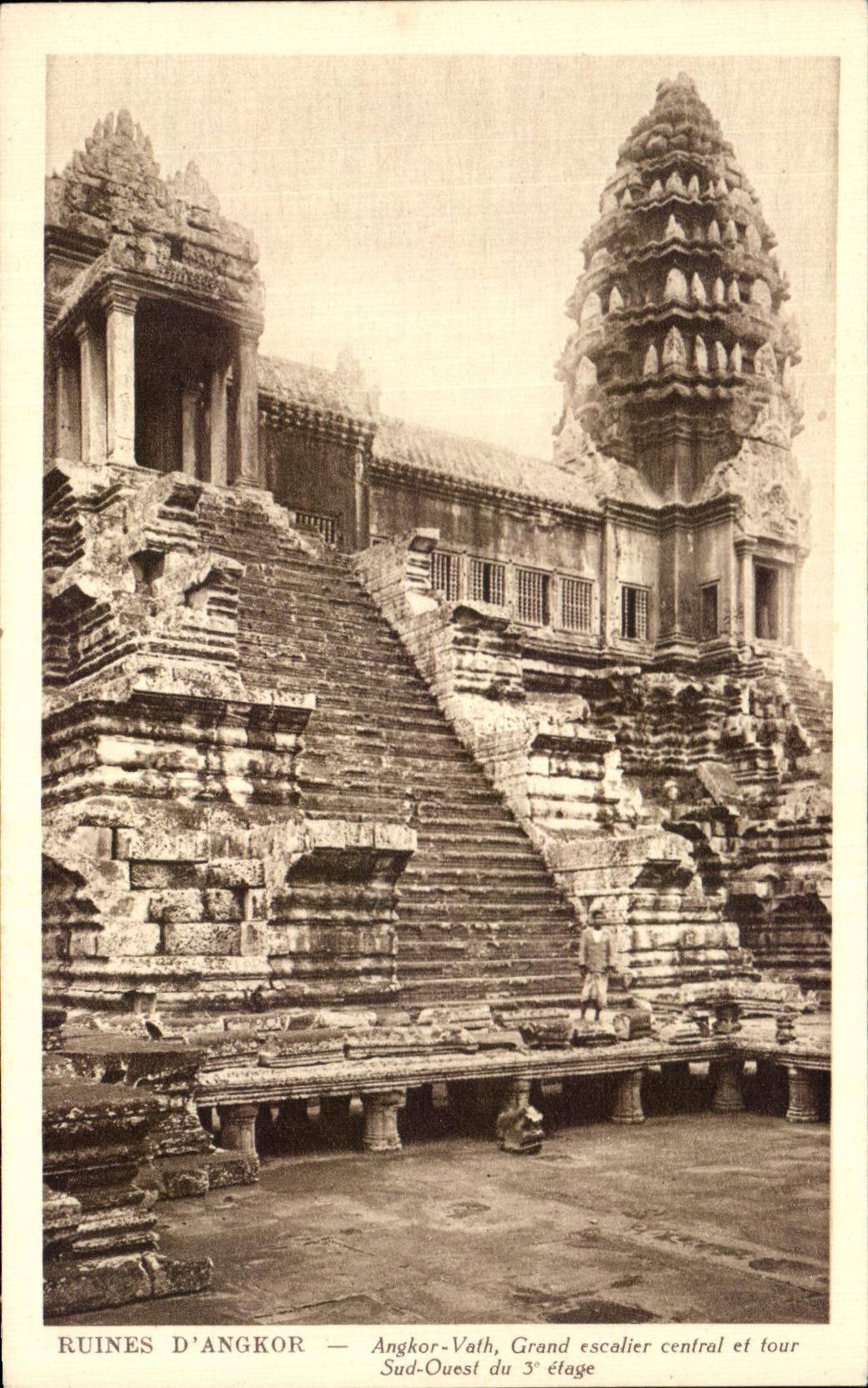 Ruines d'Angkor — Angkor-Vath, Grand escalier central et tour Sud-Ouest du 3e étage