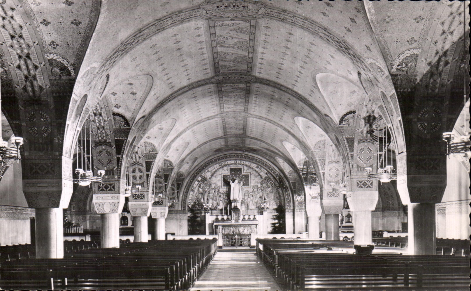 La Basilique de Lisieux — La Crypte — Vue générale — BTI