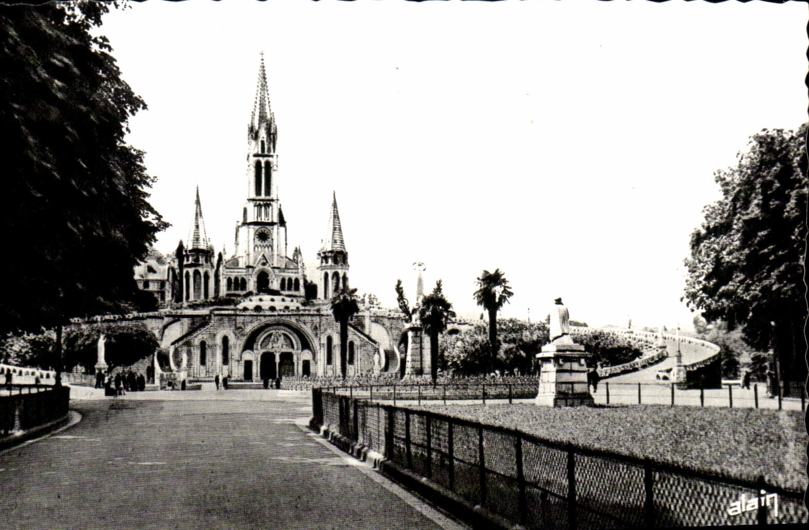 CPA Lourdes La Basilique vue de I'Luplanade