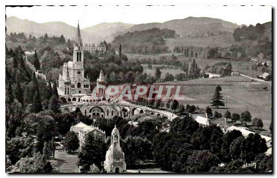 CPA Lourdes La Basilique et le Monument aux Morts