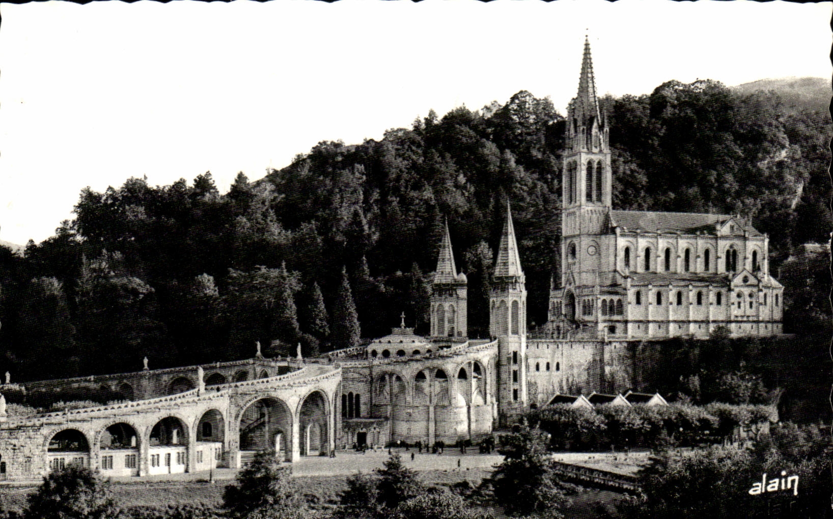 CPA Lourdes La Basilique de profil