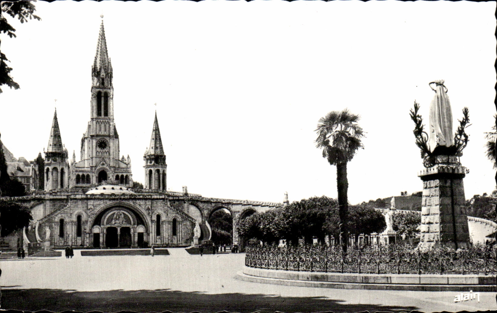 CPA Lourdes La Basilique et la Vierge Couronnee
