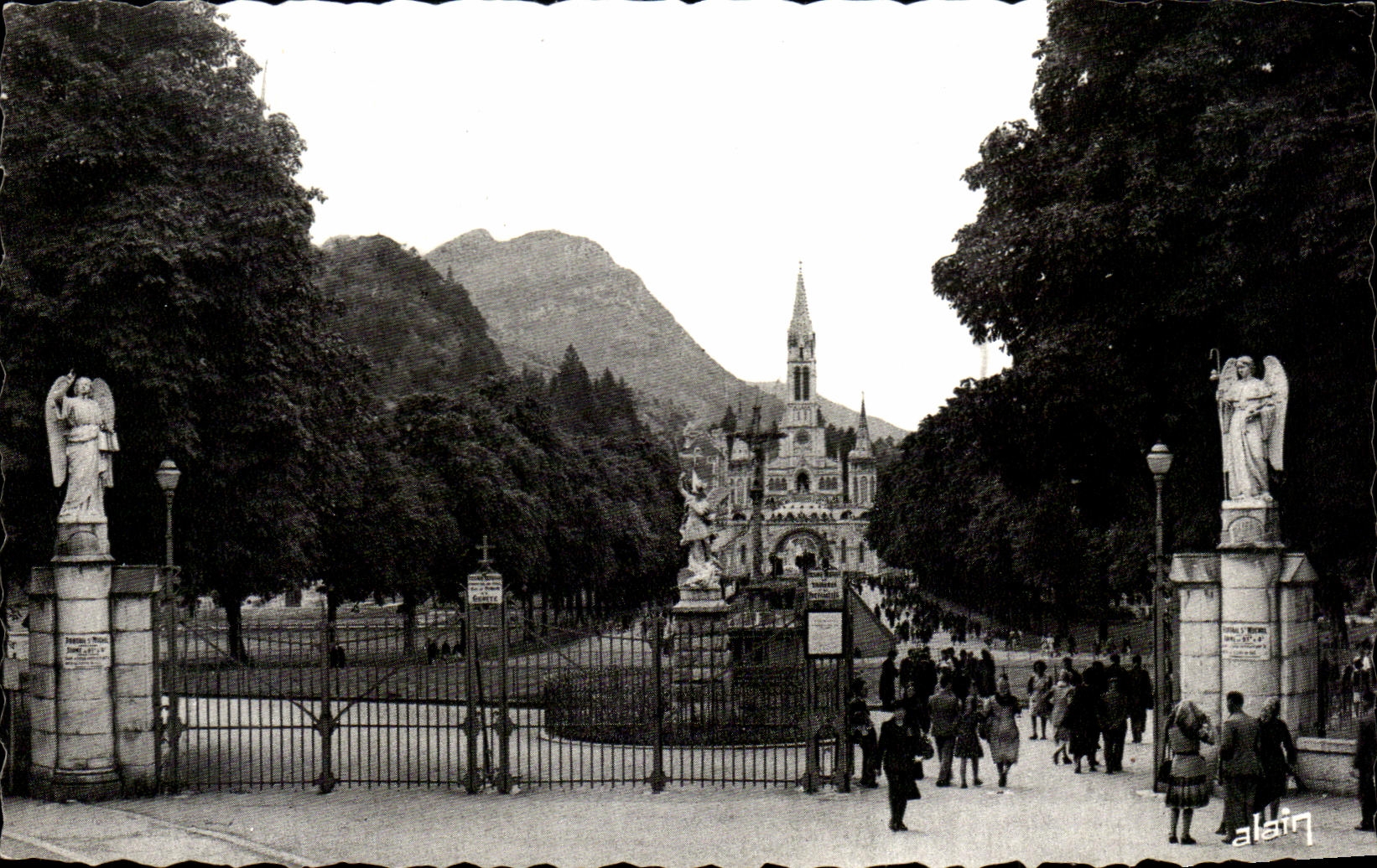 CPA Lourdes L'Entree de la Basilique